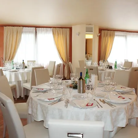 Villaggio Old River 3* קאפו ואטיצ'אנו