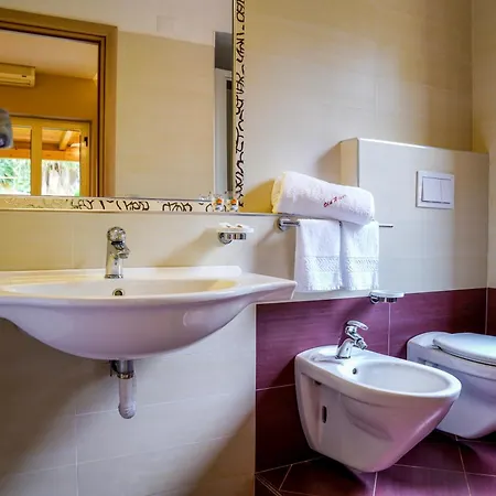 Villaggio Old River 3* קאפו ואטיצ'אנו